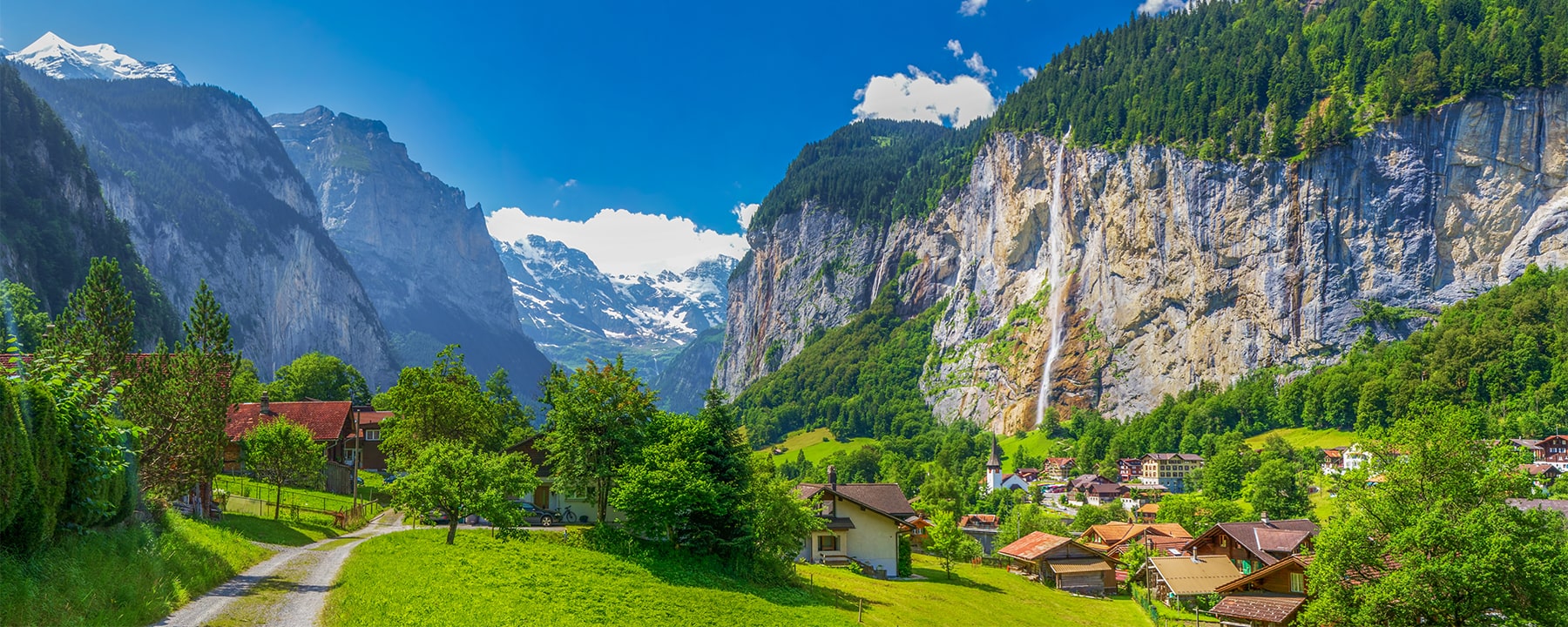 Lauterbrunnen liegt eingebettet in einem tiefen Tal, umgeben von steilen Felswänden, und wird von zahlreichen Wasserfällen durchzogen, die spektakulär von den Klippen in die Tiefe stürzen