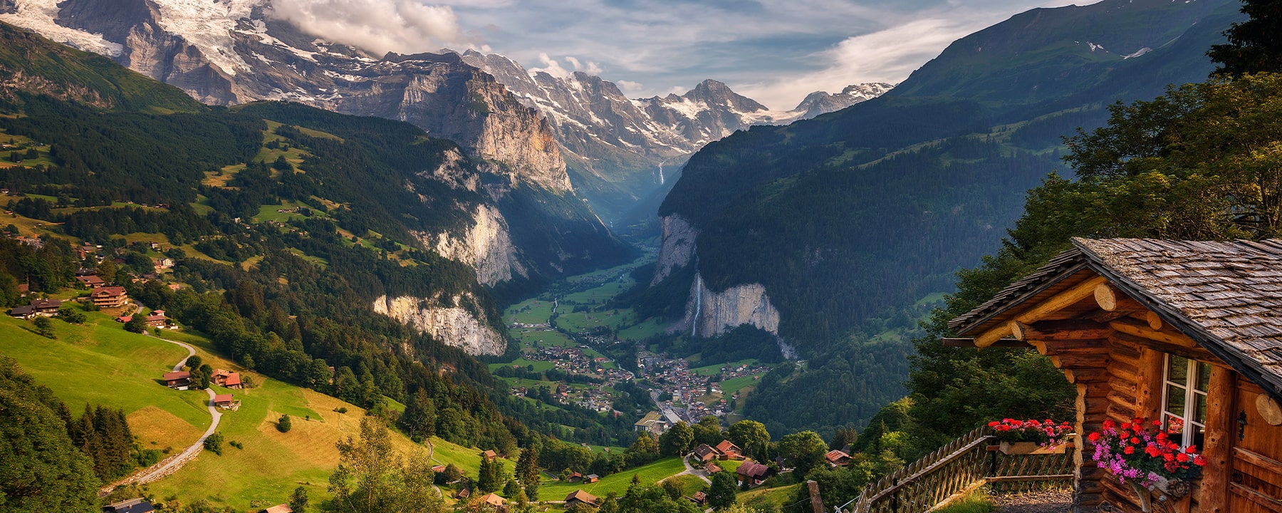 Das Lauterbrunnental, oft als eines der schönsten Täler der Alpen beschrieben, zieht sich tief zwischen steilen Felswänden hindurch und ist geprägt von über 70 Wasserfällen