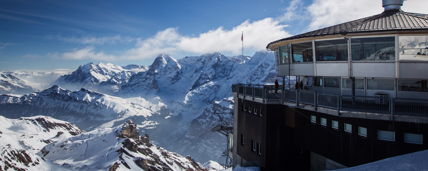 Das Schilthorn, bekannt als Drehort für einen James-Bond-Film, bietet auf seinem Gipfel in 2.970 Metern Höhe einen beeindruckenden Rundblick über das Eiger-, Mönch- und Jungfraumassiv