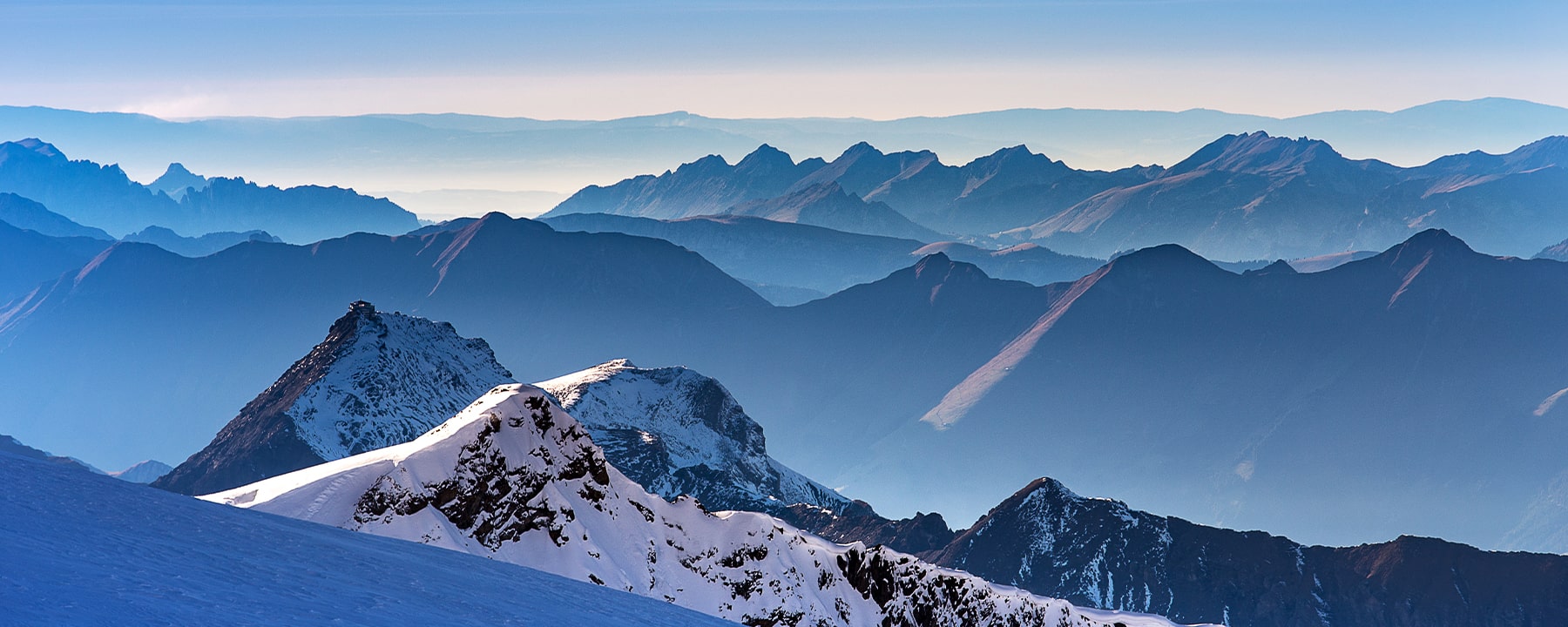 Die Berge rund um Mürren erheben sich majestätisch mit den berühmten Gipfeln von Eiger, Mönch und Jungfrau und formen eine beeindruckende Kulisse