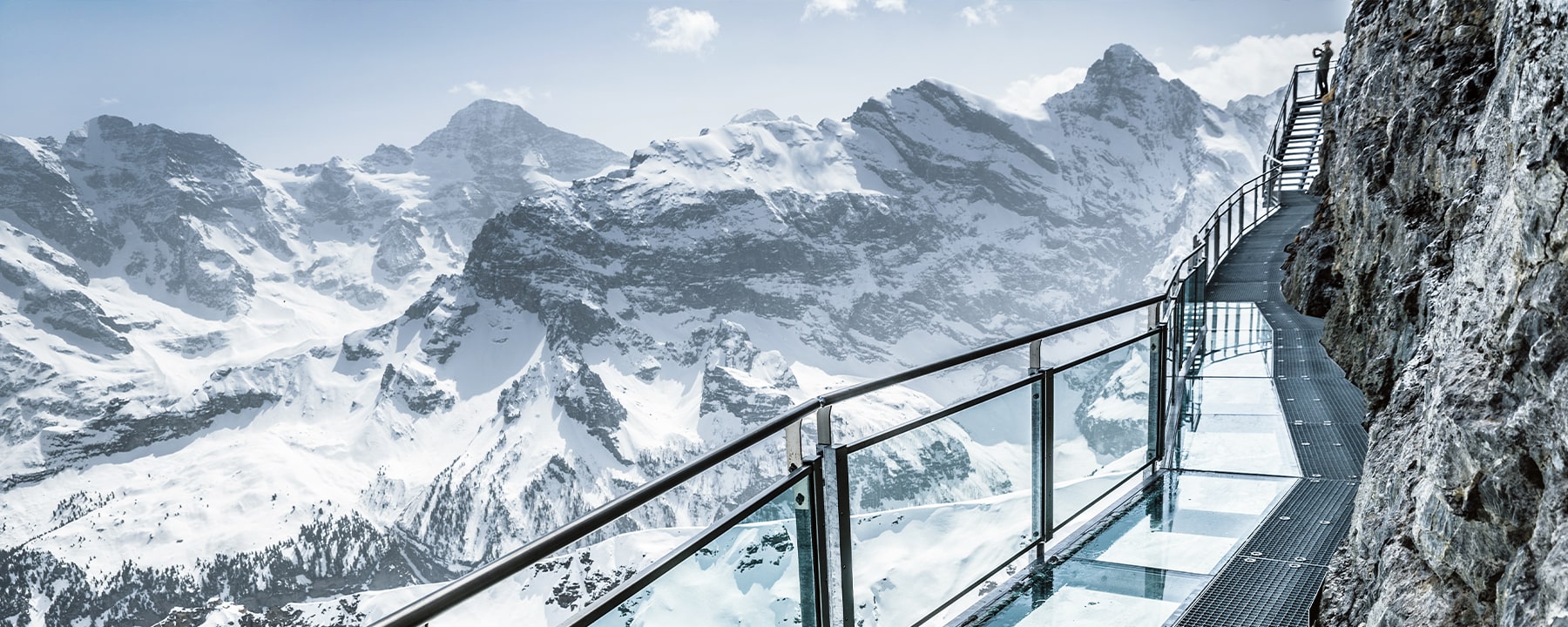 Der Thrill Walk am Schilthorn führt dich entlang eines gläsernen Stegs und durch Gittertunnel, die sich an die steilen Felswände schmiegen – eine nervenkitzelnde Tour