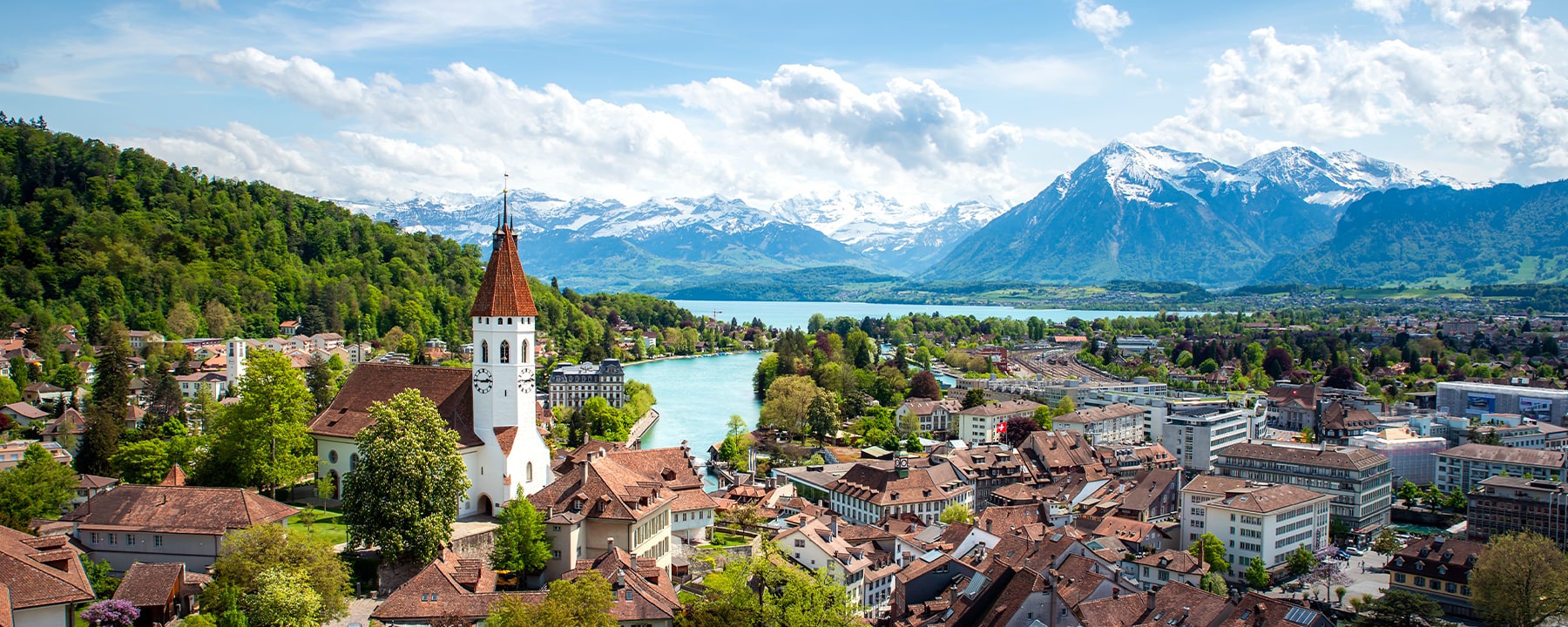 Thun liegt idyllisch am Thunersee und bietet dir eine malerische Kombination aus Altstadt und Seepromenade, eingerahmt von den majestätischen Bergen der Berner Alpen