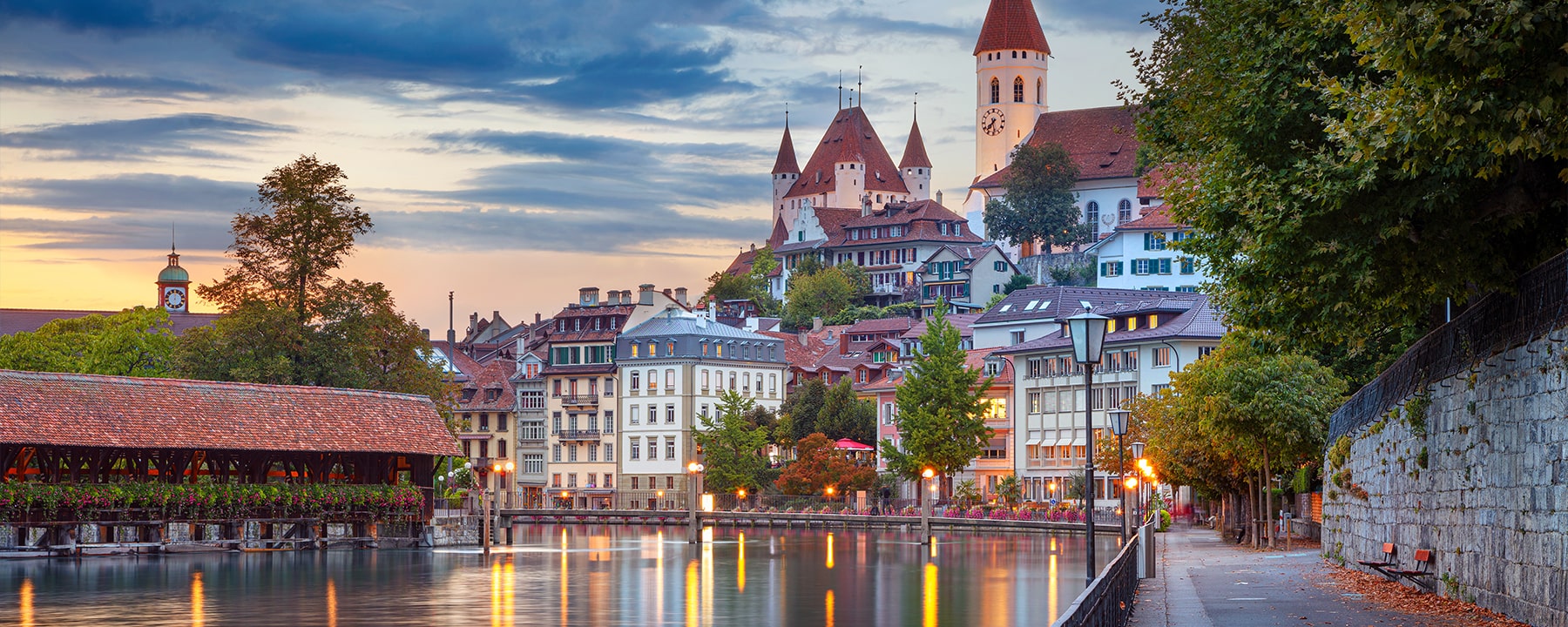 Die Altstadt von Thun besticht mit ihren historischen Gebäuden, charmanten Kopfsteinpflasterstraßen und den einzigartigen Hochtrottoirs