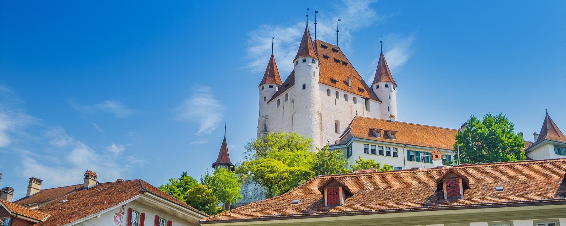 Schloss Thun thront majestätisch über der Altstadt und beeindruckt mit seiner mittelalterlichen Architektur sowie einem weiten Blick über den Thunersee und die Berner Alpen