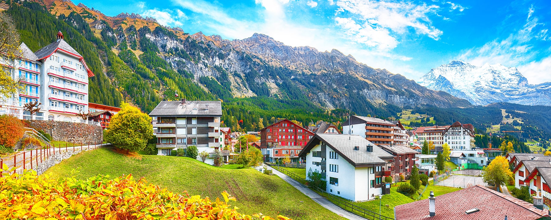 Wengen versprüht mit seinen traditionellen Chalets, blumengeschmückten Balkonen und der autofreien Gelassenheit einen Charme, der das Dorf wie eine zeitlose Oase inmitten der beeindruckenden Bergwelt erscheinen lässt