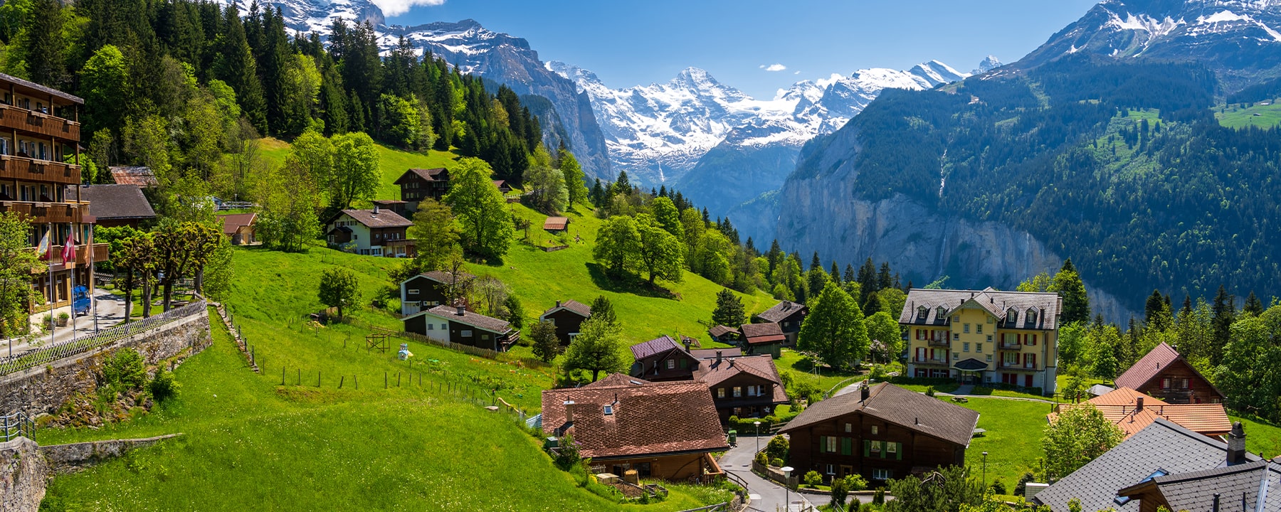 Das charmante Dorf Wengen liegt sonnenverwöhnt auf einer Terrasse oberhalb des Lauterbrunnentals und ist nur per Zahnradbahn erreichbar