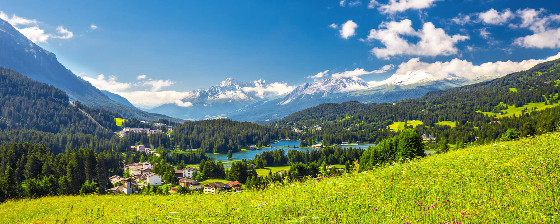 Lenzerheide liegt eingebettet in einem sonnigen Hochtal auf etwa 1.500 Metern Höhe in den Bündner Alpen, umgeben von majestätischen Gipfeln und sanften Berghängen