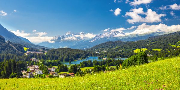 Graubünden ist der größte Kanton der Schweiz und bekannt für seine beeindruckenden Alpenlandschaften, wie dem Piz Bernina und dem Piz Buin sowie weitläufige Skigebiete in St. Moritz, Davos und Laax