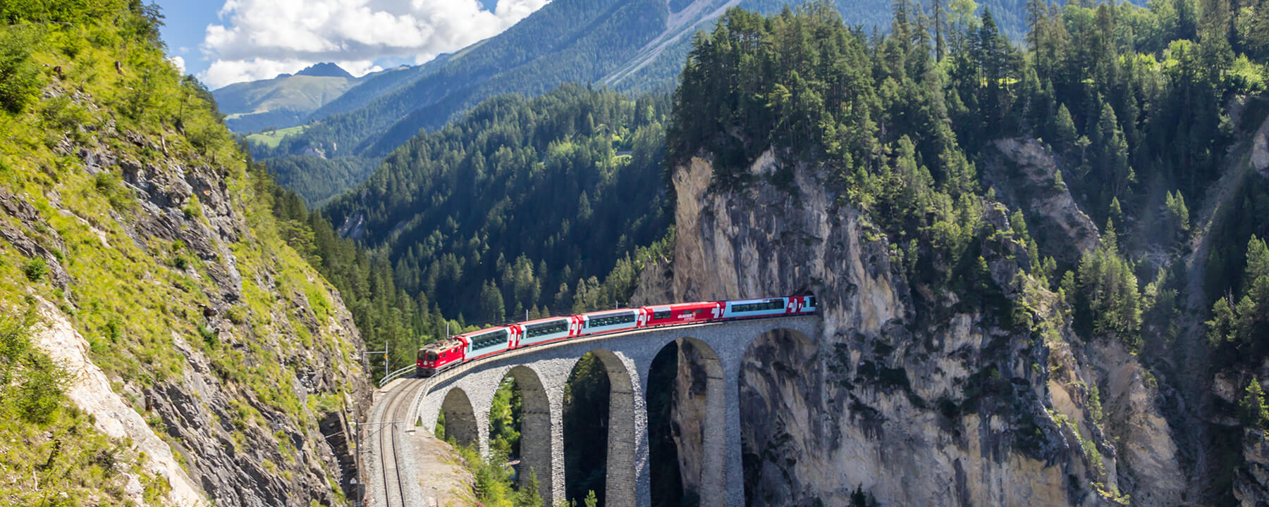 Der Landwasser Viadukt ist ein beeindruckendes Ingenieurbauwerk und erstreckt sich über 136 Meter Länge und 65 Meter Höhe