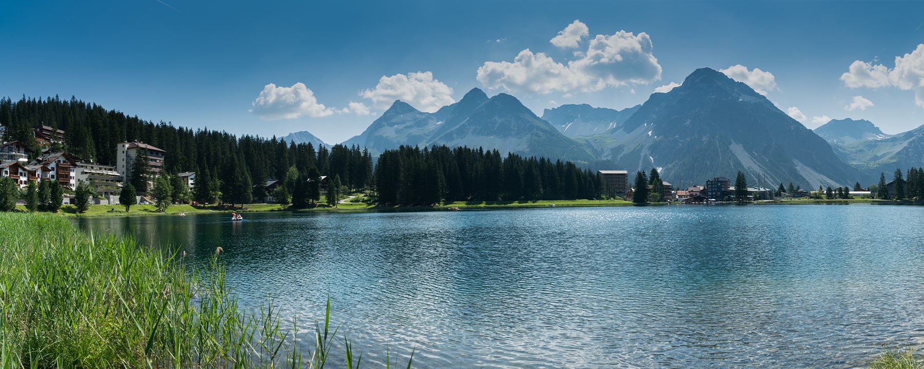 Arosa liegt eingebettet in einem idyllischen Hochtal der Bündner Alpen und wird von klaren Bergseen wie dem Obersee und dem Untersee umgeben