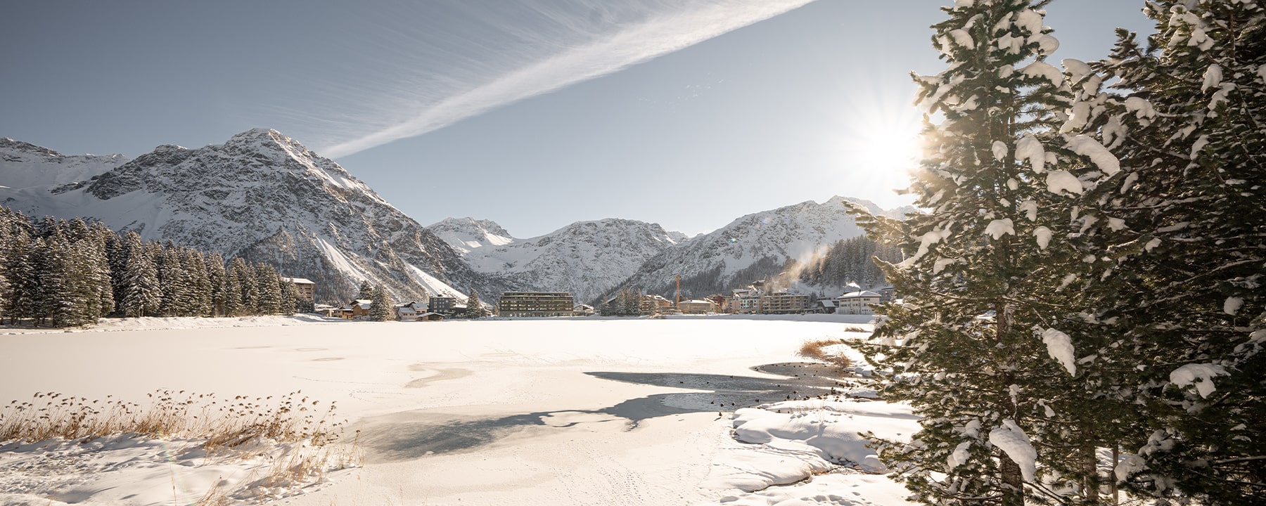 Arosa bietet im Winter eine Vielfalt an Aktivitäten, darunter Skifahren im Skigebiet Arosa Lenzerheide, Winterwanderungen, Schlitteln und Eislaufen auf dem Obersee