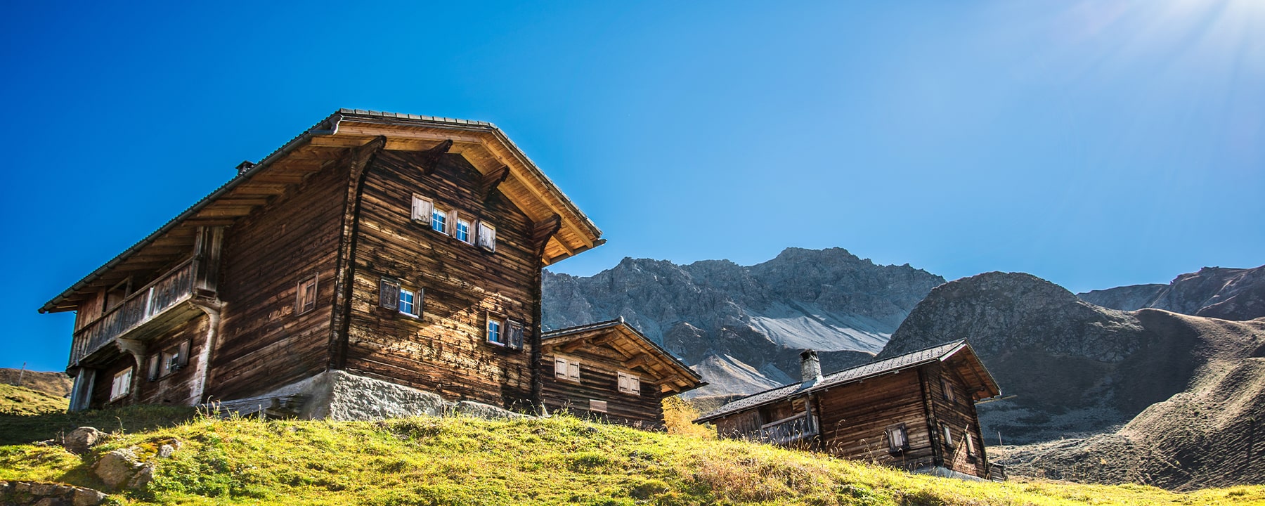 Das Walserdorf Medergen, hoch über Arosa auf rund 2.000 Metern gelegen, besticht durch seine authentischen Holzchalets, die einen Einblick in das einfache Leben der Walser gewähren