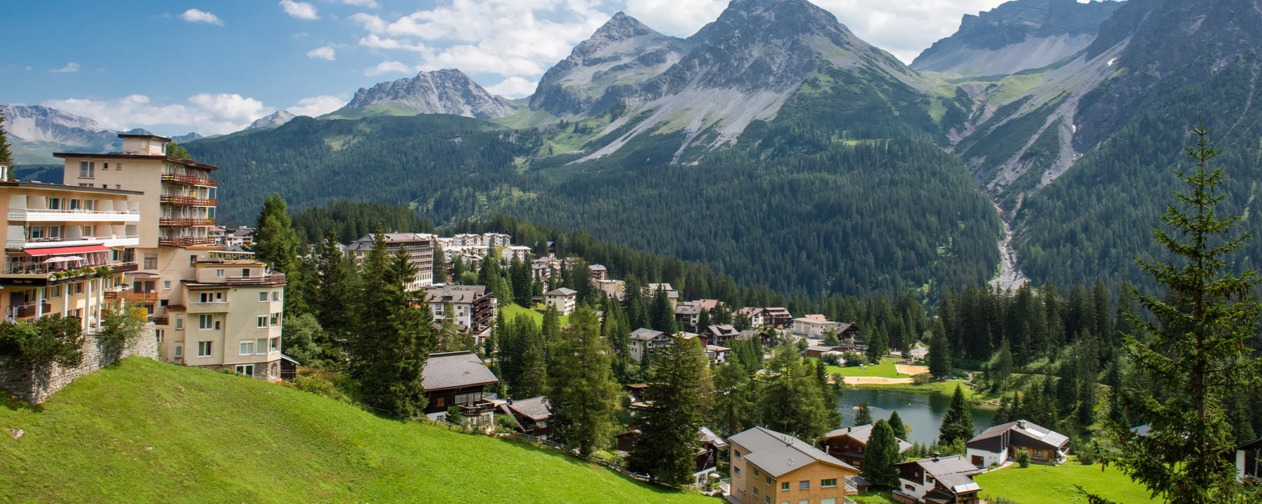 Arosa, auf 1.800 Metern Höhe gelegen, bietet eine charmante Mischung aus historischen Chalets, gemütlichen Hotels und vielfältigen Freizeitmöglichkeiten