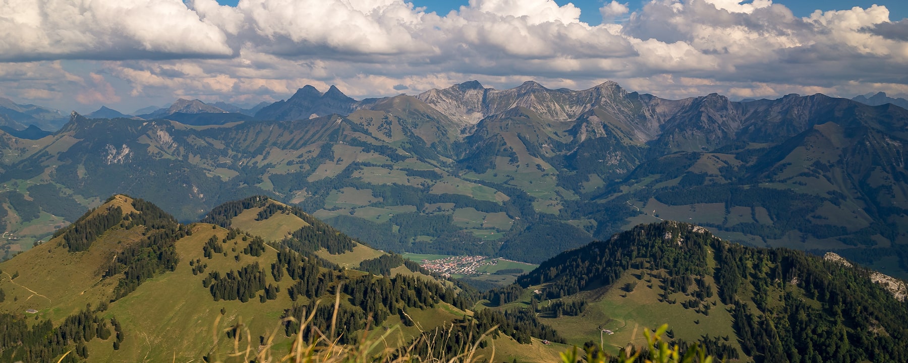 Die Berge rund um Chur bieten eine vielfältige Kulisse für Outdoor-Aktivitäten, von Wanderungen und Mountainbiketouren im Sommer bis hin zu Skifahren und Skitouren im Winter