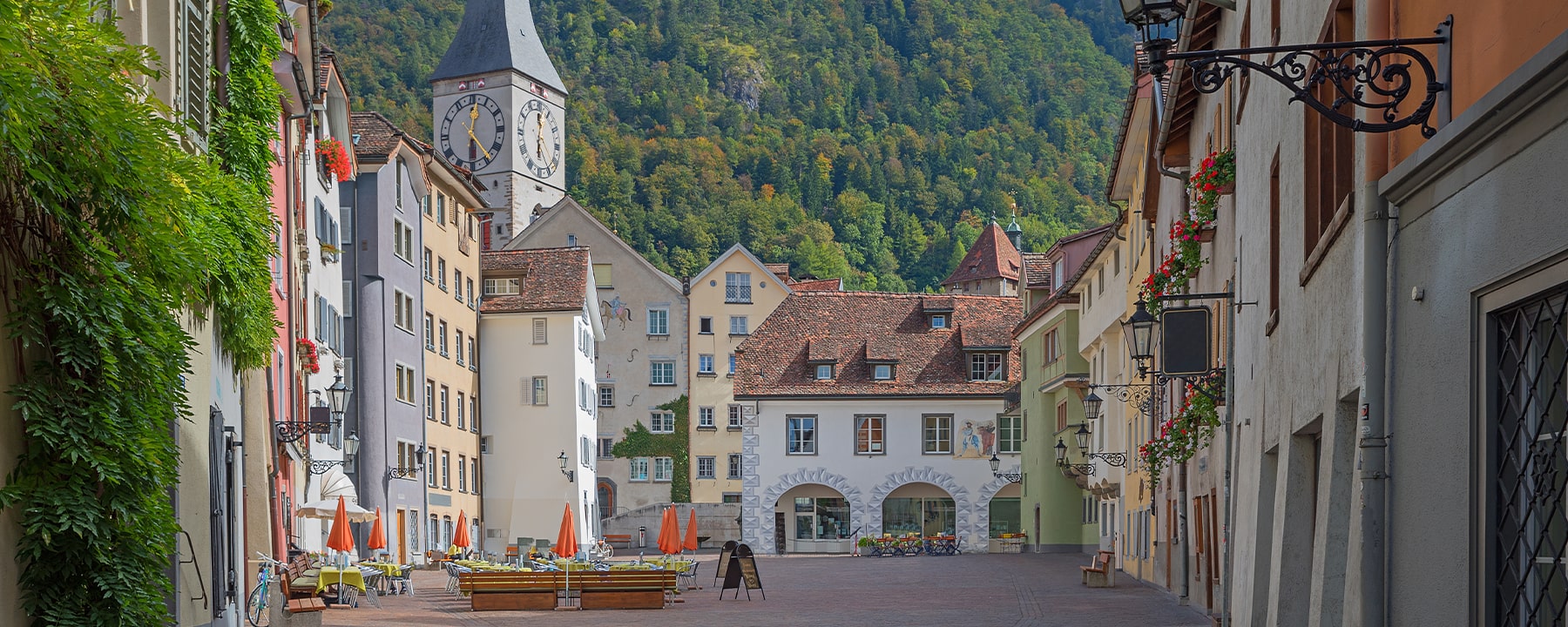 Die Altstadt von Chur besticht durch ihre verwinkelten Gassen, gut erhaltenen mittelalterlichen Gebäude und eine autofreie Zone, die zum Erkunden einlädt