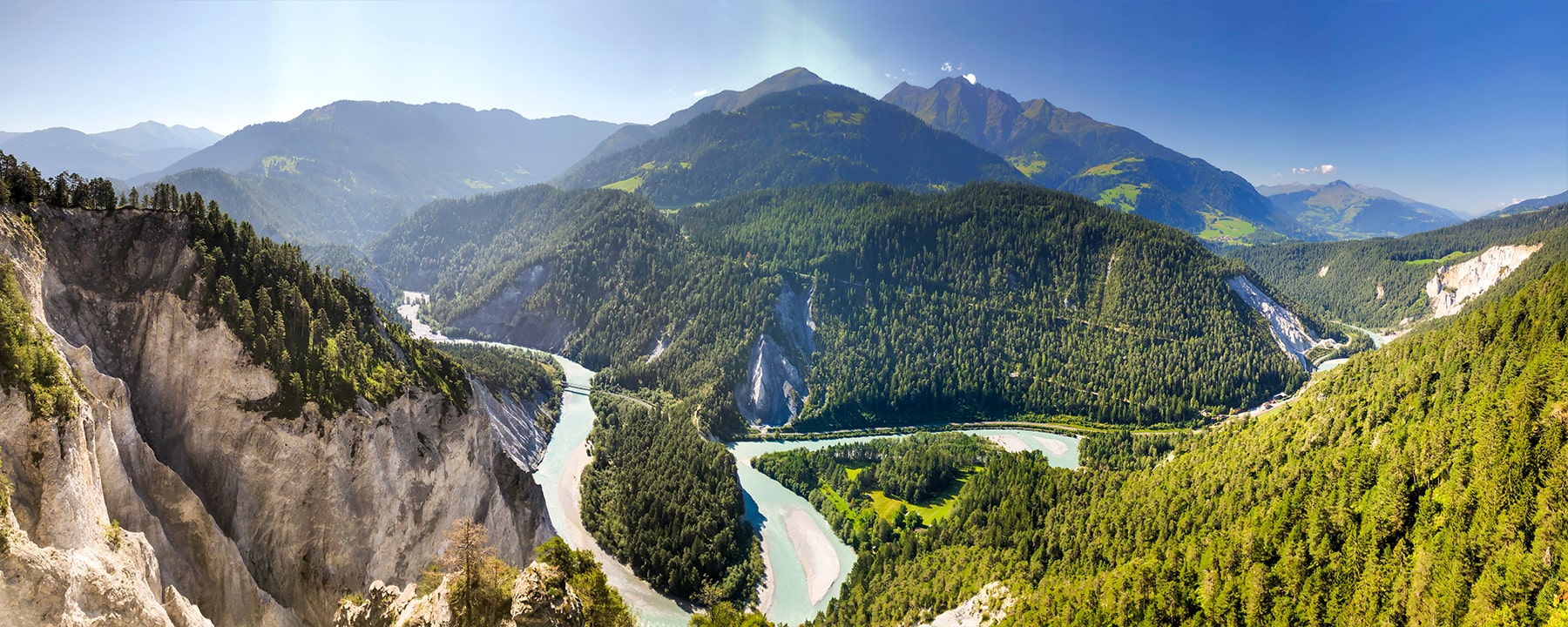 Die Rheinschlucht, auch als "Grand Canyon der Schweiz" bekannt, liegt unweit von Chur und beeindruckt mit ihren steilen Felswänden und türkisfarbenen Flussläufen