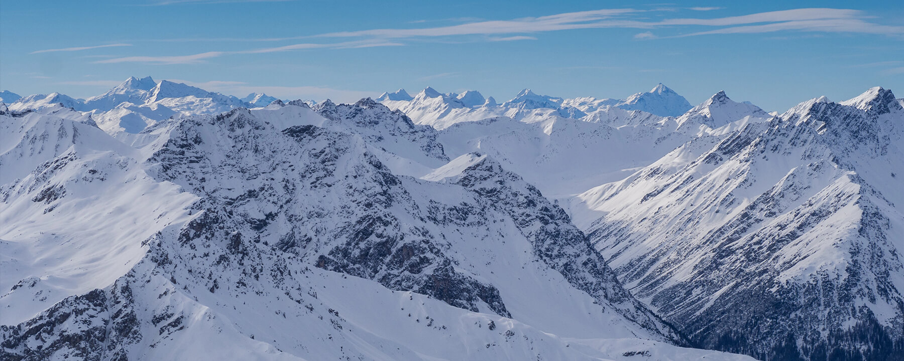 Davos ist die höchstgelegene Stadt Europas auf 1.560 Metern und verbindet alpine Natur, Wintersport und Weltgeschehen