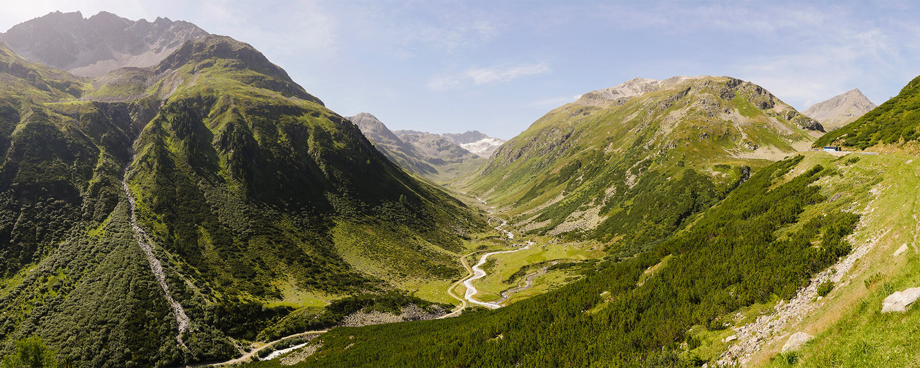 Die Bergwelt rund um Davos, mit Highlights wie dem Flüelapass, beeindruckt durch majestätische Gipfel, kristallklare Bergseen und zahlreiche Wander- und Panoramastrecken