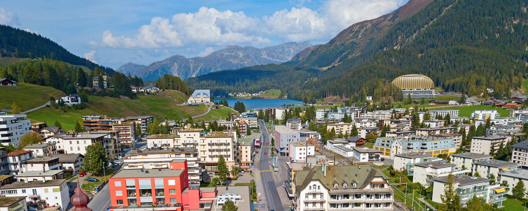 Die Innenstadt von Davos besticht durch ihren charmanten Mix aus historischen Gebäuden, traditionellen Walserhäusern und kleinen Geschäften