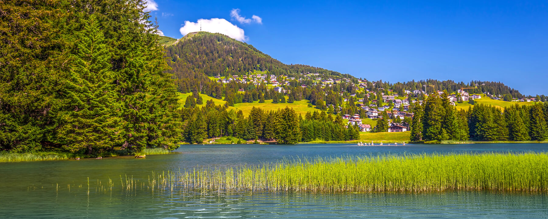 Der Heidsee liegt idyllisch im Hochtal von Lenzerheide und lädt im Sommer zum Schwimmen, Stand-Up-Paddling und Entspannen an seinen Ufern ein