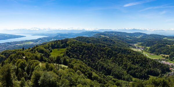 Der Kanton Zürich liegt im Nordosten der Schweiz und bietet einen eindrucksvollen Blick auf die nahegelegenen Alpen