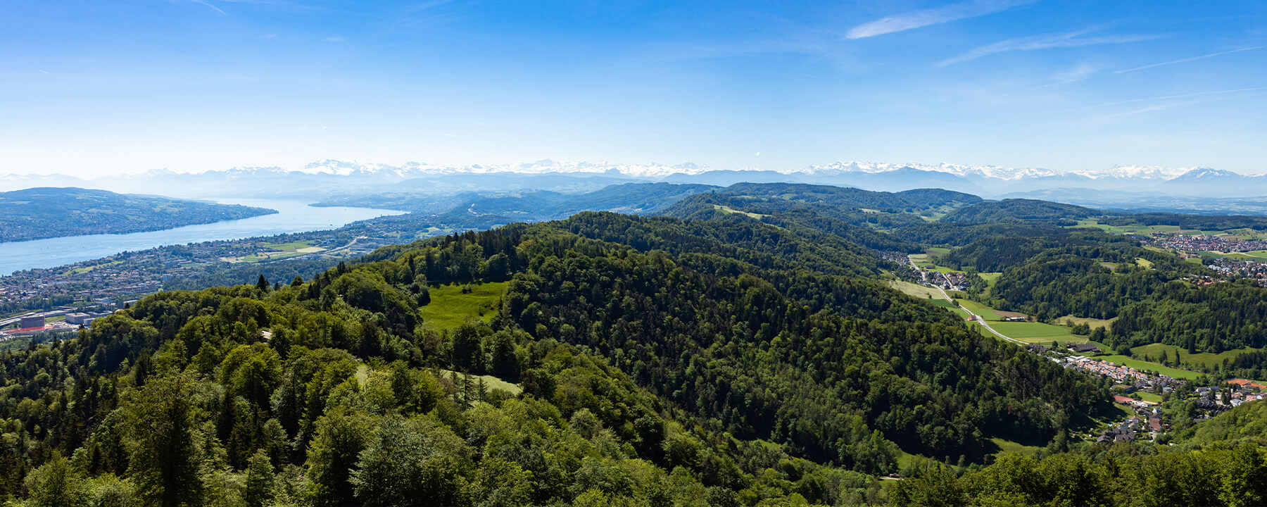 Der Kanton Zürich liegt im Nordosten der Schweiz und bietet einen eindrucksvollen Blick auf die nahegelegenen Alpen