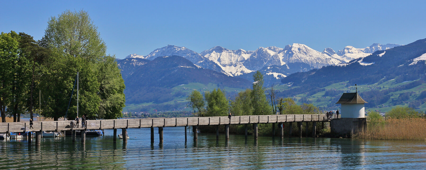 Der Zürichsee erstreckt sich über 88 Quadratkilometer und bietet mit einer Länge von etwa 40 Kilometern zahlreiche Freizeitmöglichkeiten wie Schwimmen, Segeln und entspannte Spaziergänge entlang seiner Uferpromenaden