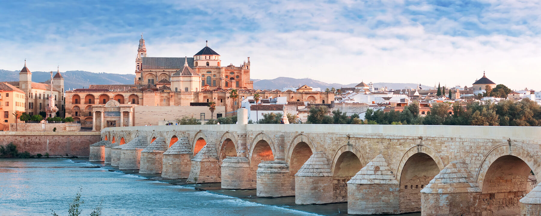 Die Römische Brücke in Córdoba spannt sich majestätisch über den Fluss Guadalquivir und bietet einen beeindruckenden Blick auf die historische Stadt