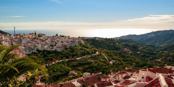 Das Dorf Frigiliana bezaubert mit seinen weiß getünchten Häusern, engen Gassen und atemberaubenden Blicken auf die umliegenden Berge und das Meer