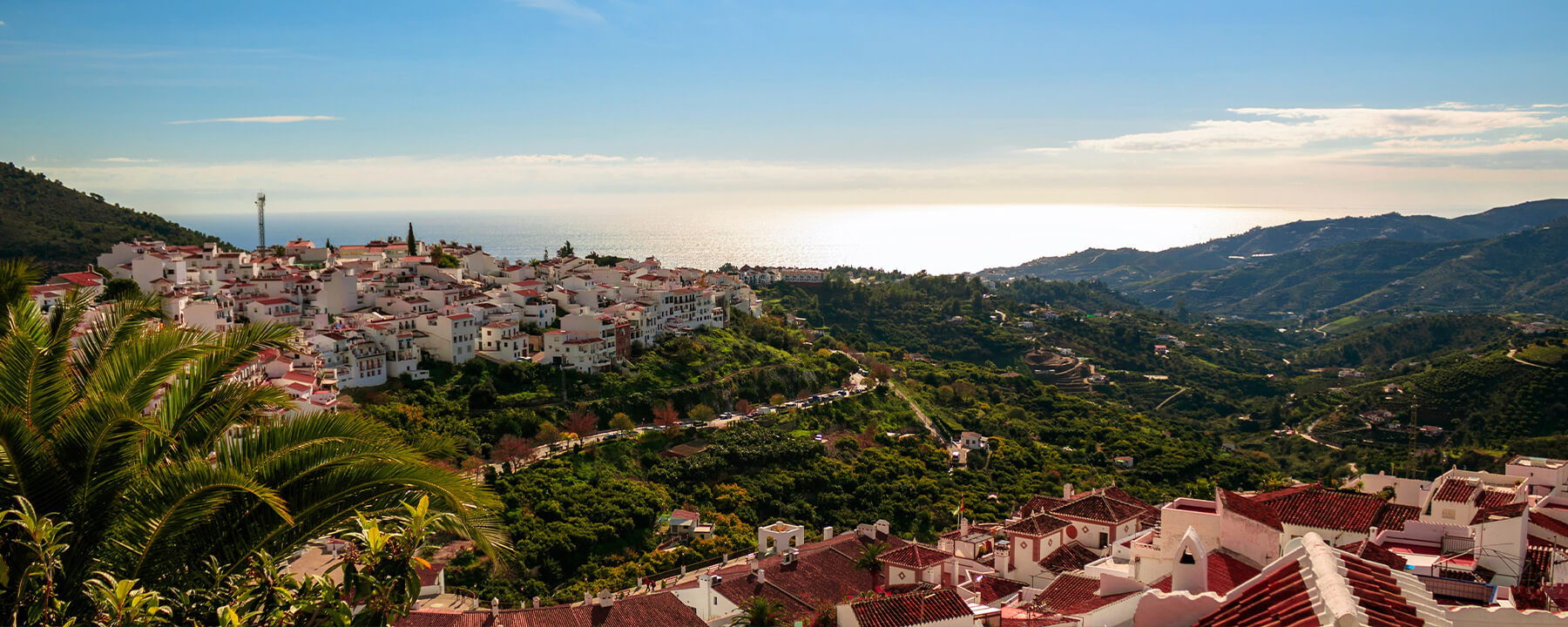 Das Dorf Frigiliana bezaubert mit seinen weiß getünchten Häusern, engen Gassen und atemberaubenden Blicken auf die umliegenden Berge und das Meer