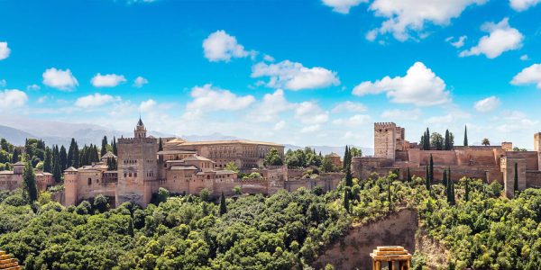 Die Alhambra in Granada ist ein prächtiger maurischer Palastkomplex, der mit seinen kunstvollen Mosaiken, prachtvollen Gärten und beeindruckenden Architektur als ein Juwel der islamischen Kunst gilt