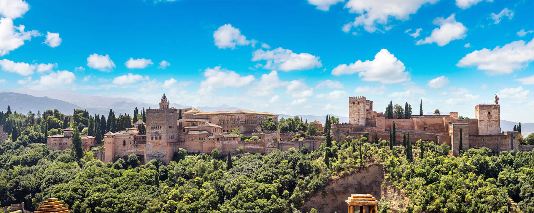 Die Alhambra in Granada ist ein prächtiger maurischer Palastkomplex, der mit seinen kunstvollen Mosaiken, prachtvollen Gärten und beeindruckenden Architektur als ein Juwel der islamischen Kunst gilt