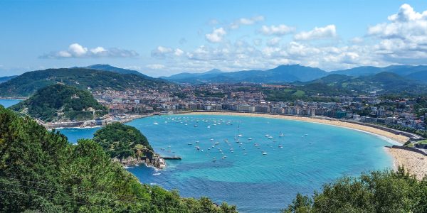 San Sebastián ist berühmt für ihre wunderschöne sichelförmige Bucht La Concha