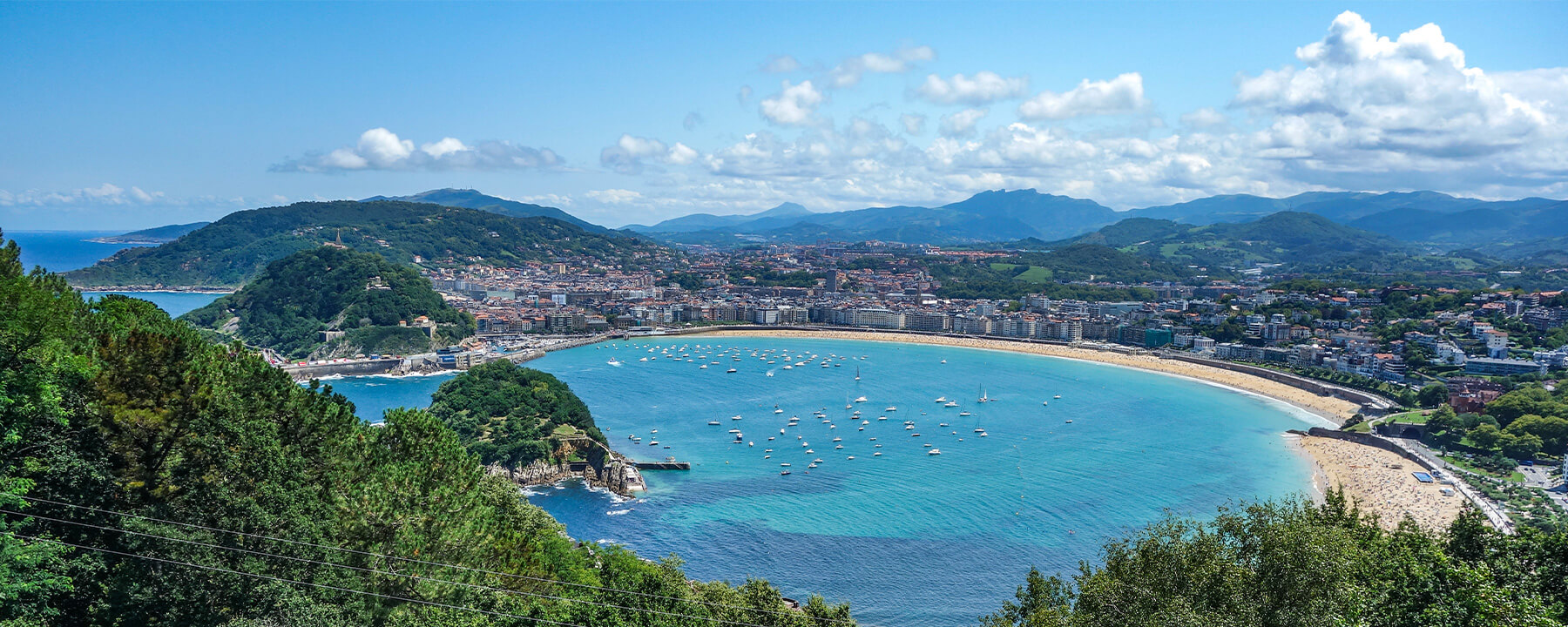 San Sebastián ist berühmt für ihre wunderschöne sichelförmige Bucht La Concha