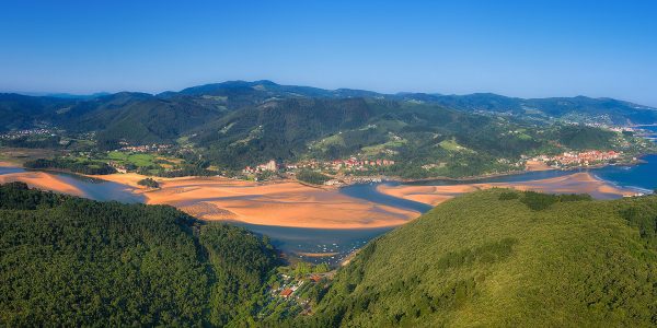 Urdaibai ist ein Biosphärenreservat an der baskischen Küste und fasziniert mit seiner vielfältigen Landschaft aus Feuchtgebieten, Wäldern und Stränden sowie einer reichen Tierwelt