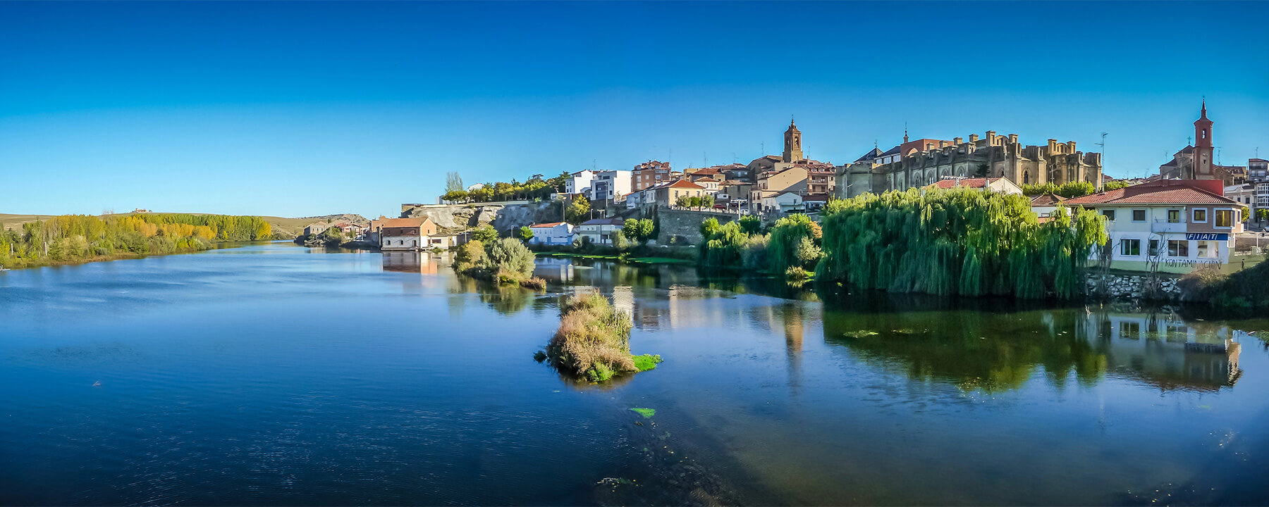 Alba de Tormes ist eine reizvolle Stadt in Kastilien und León und bekannt für ihr imposantes Schloss und die Kirche Santa Teresa