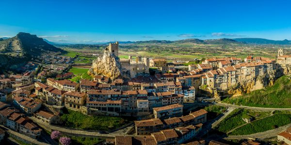 Die Burg von Frías, eine imposante mittelalterliche Festung in Kastilien und León, thront majestätisch über der Stadt und bietet spektakuläre Ausblicke auf das umliegende Tal