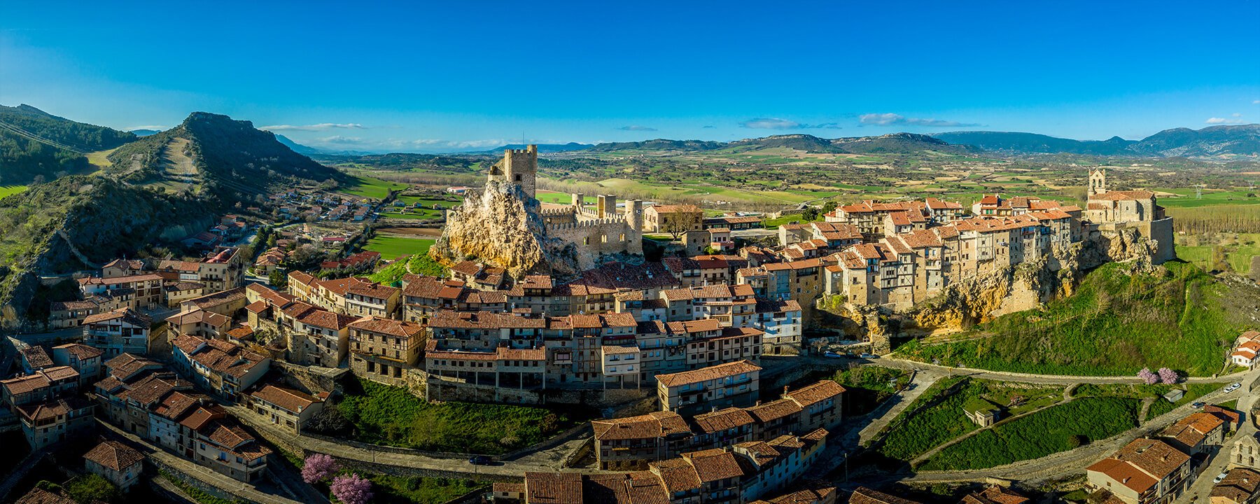 Die Burg von Frías, eine imposante mittelalterliche Festung in Kastilien und León, thront majestätisch über der Stadt und bietet spektakuläre Ausblicke auf das umliegende Tal