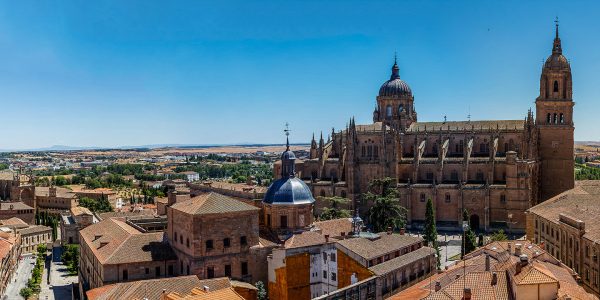 Salamanca beeindruckt mit ihrer prächtigen Plaza Mayor, der ältesten Universität Spaniens und der gotischen Kathedrale