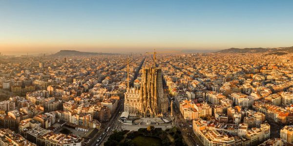 Barcelona ist die pulsierende Metropole Kataloniens und beeindruckt mit ihrer reichen Geschichte, atemberaubenden Architektur und lebendigen Kulturszene