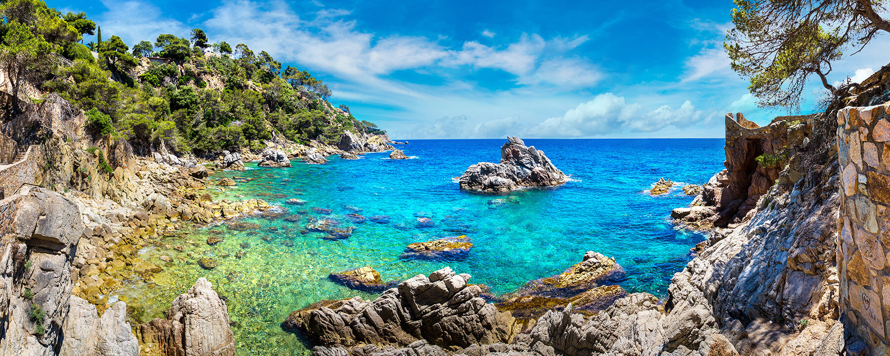 Die Küste von Lloret de Mar besticht durch ihre schönen Küsten, kristallklarem Wasser und lebendiger Ferienatmosphäre