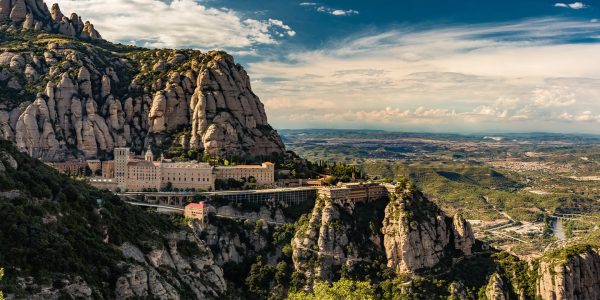 Das Montserrat-Kloster, hoch oben in den Bergen Kataloniens gelegen, ist ein bedeutendes spirituelles Zentrum und bekannt für seine beeindruckende Basilika und die Schwarze Madonna