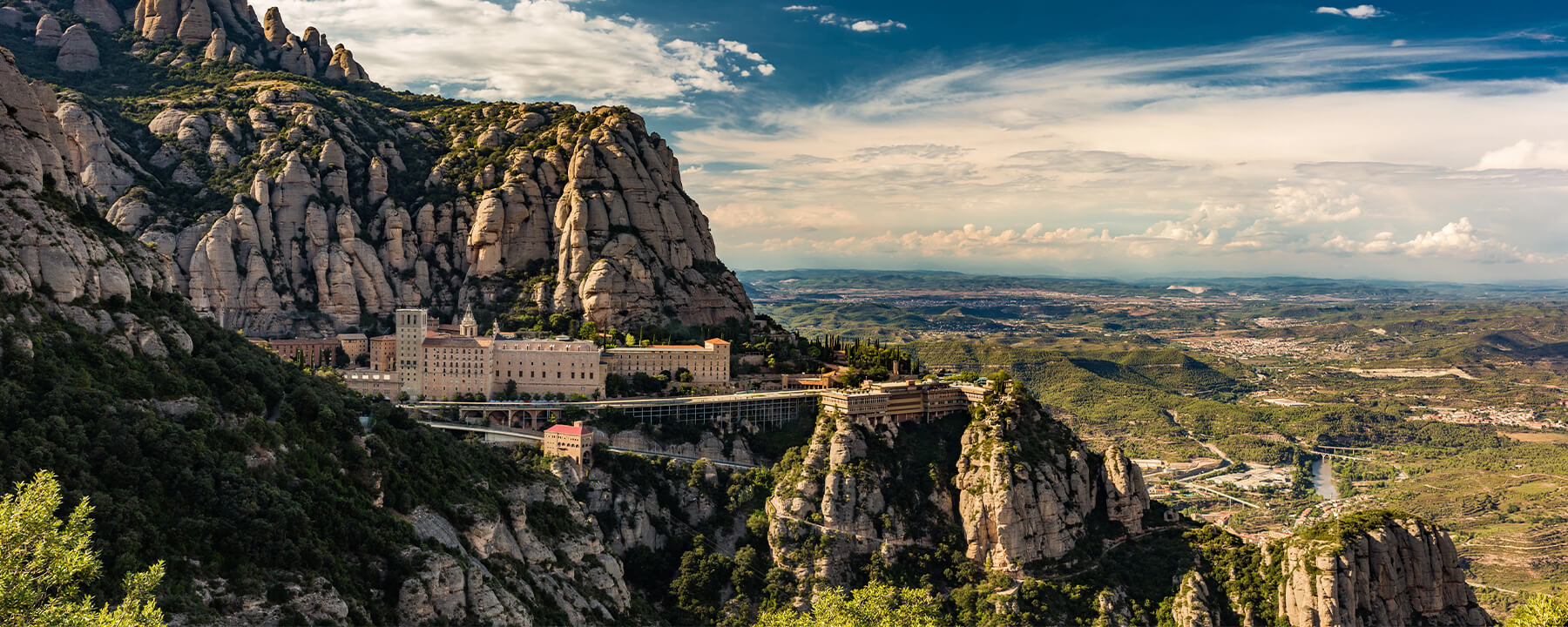 Das Montserrat-Kloster, hoch oben in den Bergen Kataloniens gelegen, ist ein bedeutendes spirituelles Zentrum und bekannt für seine beeindruckende Basilika und die Schwarze Madonna